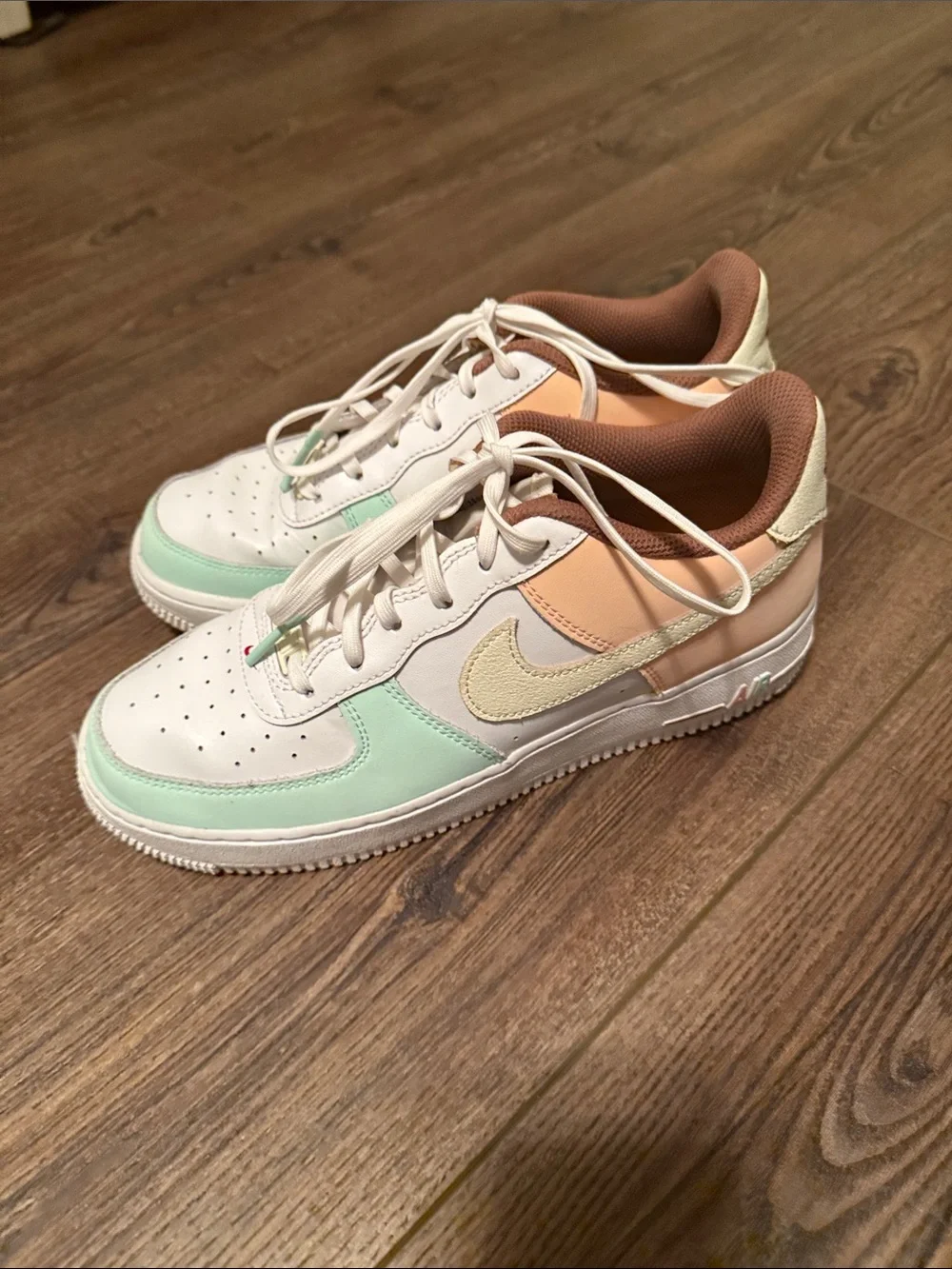 Nike AFT Youth Size 7 Low-Top Sneakers in Mint, Peach & Cream